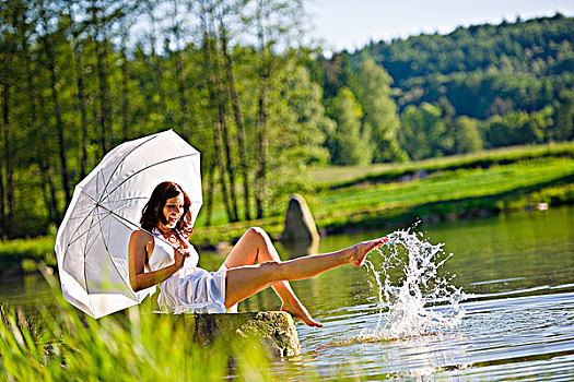 高兴,浪漫,坐,女人,湖,溅,水,拿着,伞,穿,白色长裙