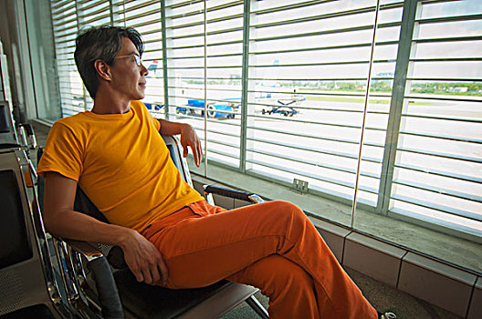 一个,男人,坐,椅子,机场,看窗外,波多黎各