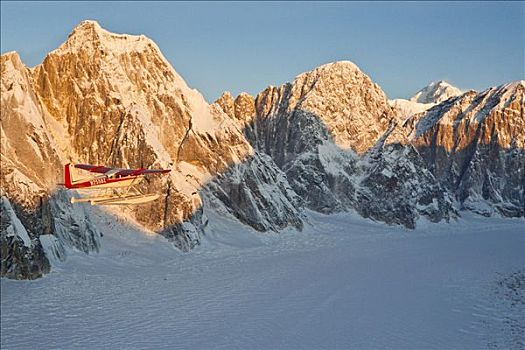 水上飞机,飞,阿拉斯加山脉,上方,冰河,日落,阿拉斯加,秋天