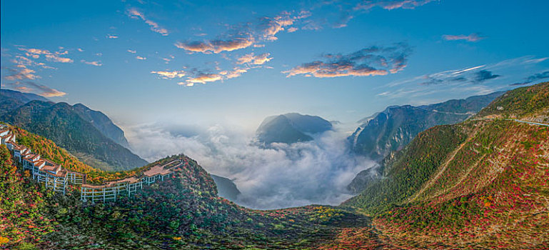 重庆巫山三峡云海红叶