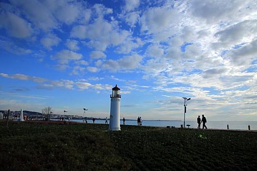 蓝天白云下的海边风景如画