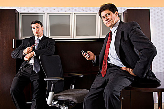 肖像,两个,西班牙裔,商务人士,坐,办公室,看镜头