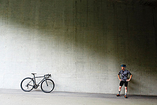男性,骑车,自行车,站立,混凝土墙