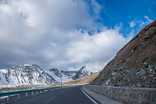 中国公路建设史上的丰碑-----g217国道独库公路独山子段穿越,铁里买提达坂