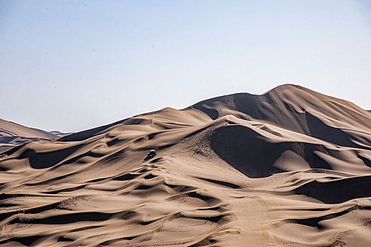 新疆鄯善库木塔格沙漠风景区的探险越野车