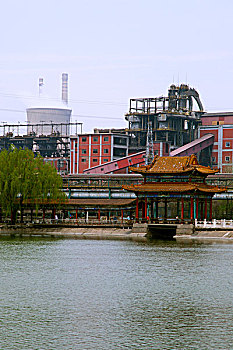 北京首钢中的湖泊和古典楼阁