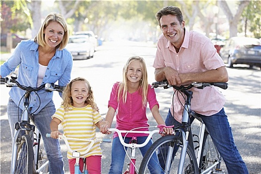 家庭,骑自行车,郊区,街道