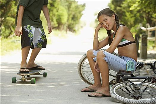 小女孩,坐,自行车,男孩,滑板