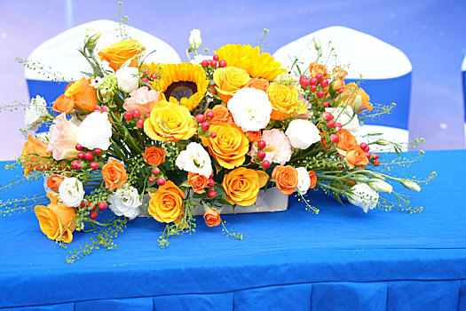政府企业线下活动前准备的礼花和花篮鲜花