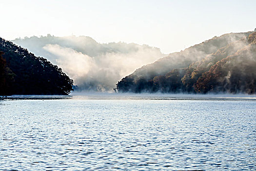 秋染白山湖