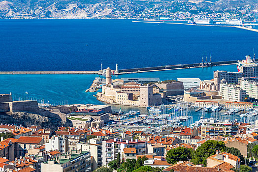 蔚蓝的地中海与法国最大港城马赛,marseille,近为旧港的城堡,远为新港
