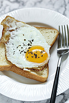 西式早餐煎鸡蛋面包