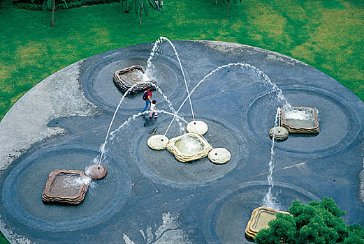 香港回归十周年图片展览公园小喷泉