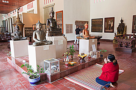 柬埔寨,金边,国家博物馆,女人,捕食,佛像