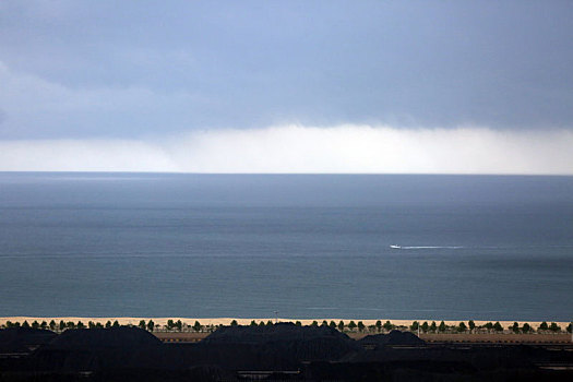 海龙湾畔风起云涌白昼变黑夜,倾盆大雨从天而降