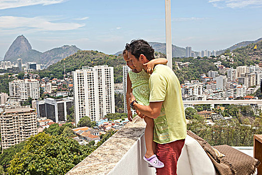 父亲,女儿,看,上方,露台,风景,里约热内卢,巴西