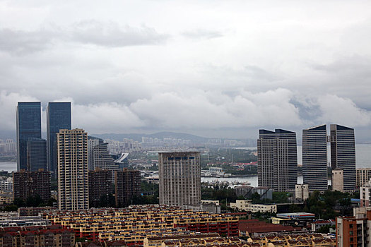 山东省日照市,云绕卧龙山犹如人间仙境,气象部门发布暴雨蓝色预警提醒市民加强防范