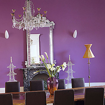 长,桌子,吊灯,镜子,紫色,墙壁