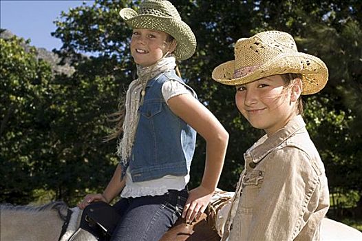 两个女孩,骑马