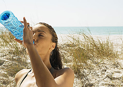 女人,喝,瓶装水,海滩