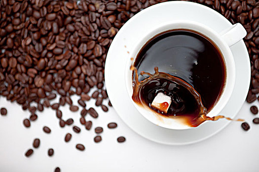 咖啡杯,咖啡豆,白色背景