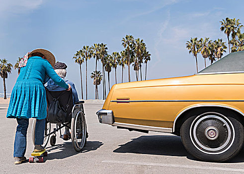 老年,女人,推,丈夫,轮椅,老爷车,威尼斯海滩,加利福尼亚,美国