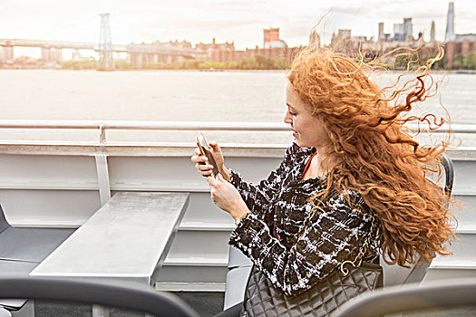 年轻,职业女性,乘客,渡轮,甲板,看,智能手机