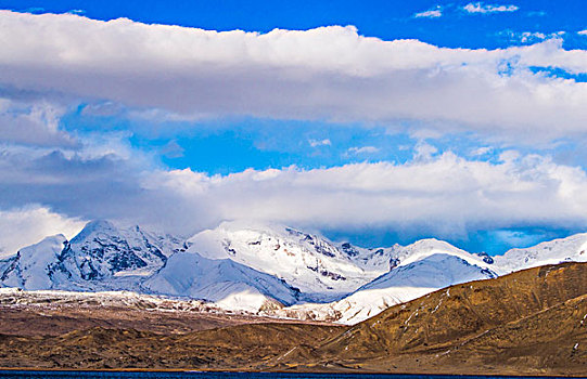 新疆,雪山,蓝天,白云,红山,湖泊