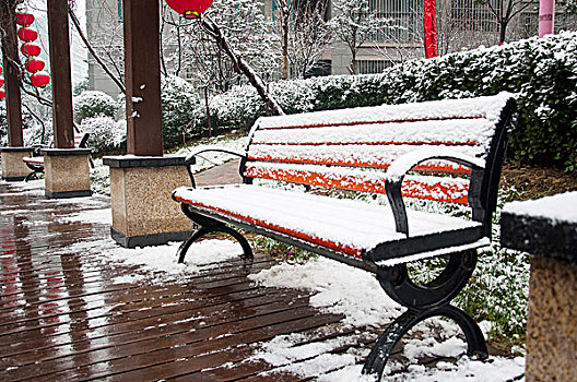 被雪覆盖的长椅