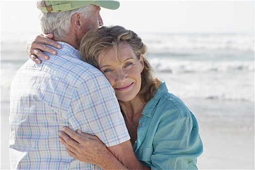 高兴,老年,夫妻,搂抱,晴朗,海滩
