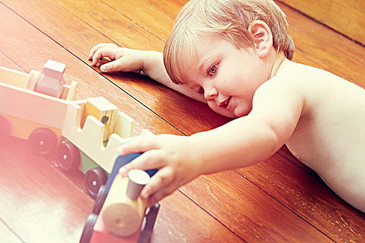 俯拍,男孩,躺着,木地板,玩,玩具火车