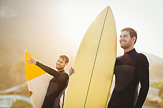 两个男人,紧身潜水衣,冲浪板,晴天