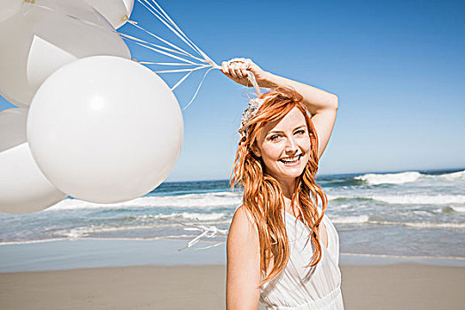 红发,女人,海滩,拿着,气球,看镜头,微笑