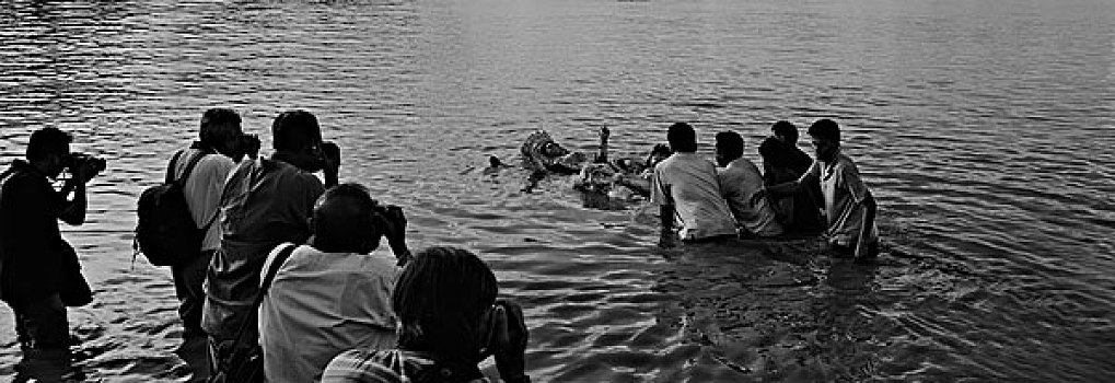 游客,照相,投入,典礼,女神,河,加尔各答,西孟加拉,印度