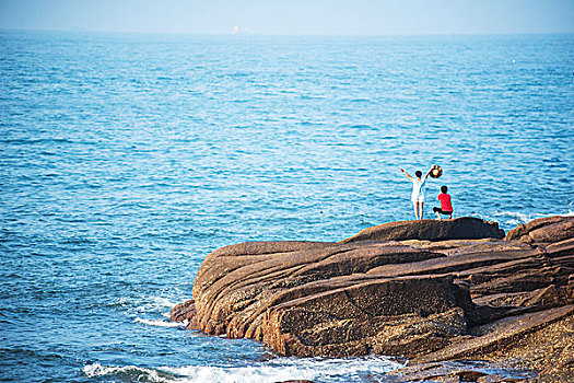 海边情侣