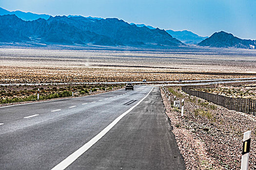 中国西部荒野道路