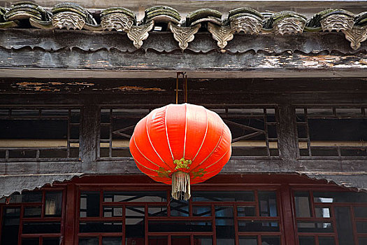 贵州镇远古镇古建筑上挂的红灯笼
