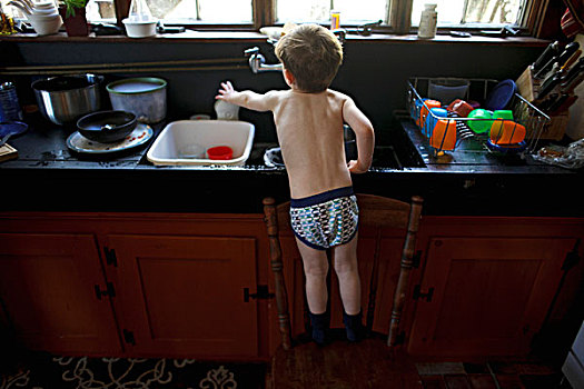 男孩,洗碗,内衣,后视图