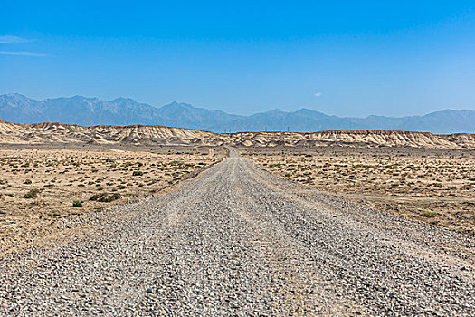 中国西部荒野道路