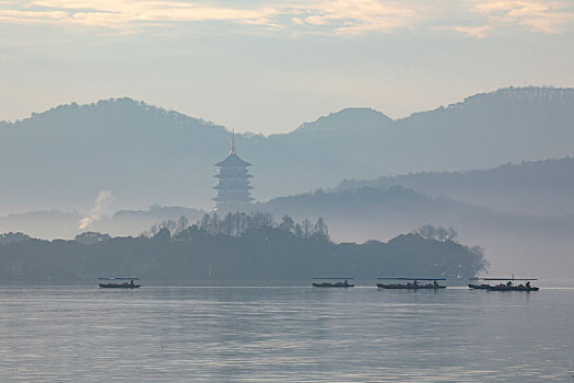 杭州西湖清晨雷峰塔山色风光