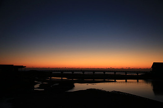 山东省日照市,晨曦里的海边美轮美奂,礁石,渔船,灯塔成为摄影师眼里的最美风景