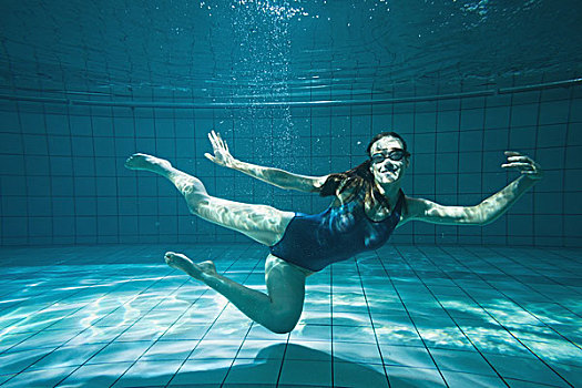 运动,游泳,看镜头,微笑,水下