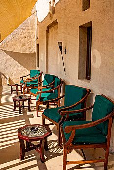 阿玛哈豪华精选沙漠水疗度假酒店中央大厅里榻迷沙发上的油画,长角羚羊