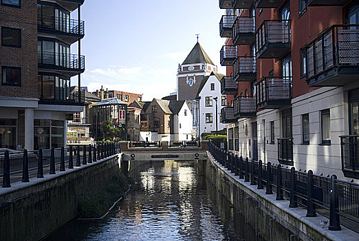 英格兰,伦敦,泰晤士河畔金斯顿区,码头,河边,家,商店,餐馆,剧院