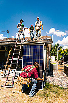 工人,举起,太阳能电池板,三个,同事,站立,屋顶,就绪,安装