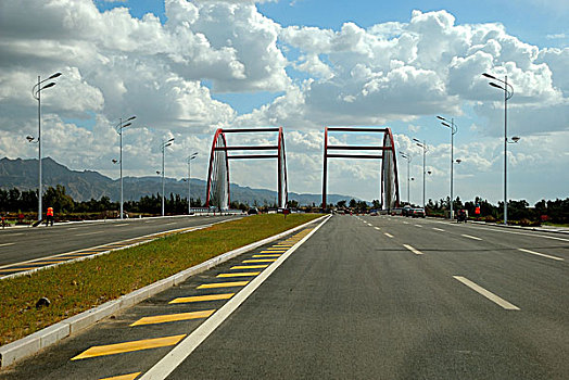 蓝天白云下的路和公路桥