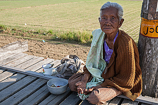 麻风病患者,坐,女人,乌本桥,请求,阿马拉布拉,分开,曼德勒,缅甸,亚洲