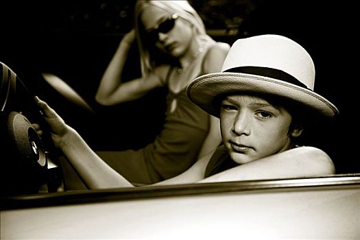 两个孩子,坐,汽车,男孩,穿,草帽,方向盘,女孩,墨镜,靠近