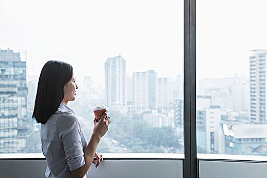 微笑,拿着,咖啡杯,看窗外,城市,北京,中国