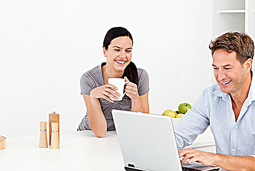 愉悦,伴侣,看,互联网,喝咖啡,厨房
